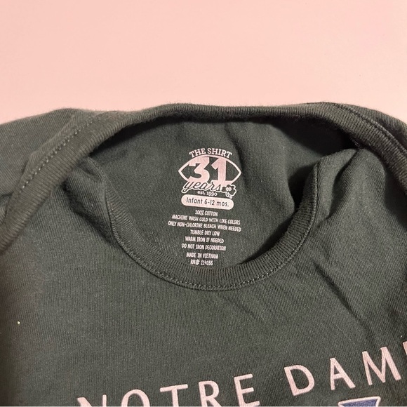 Infant Colosseum Green Notre Dame
Fighting Irish 2020 The Shirt Bodysuit. - Picture 4 of 5